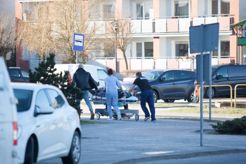 Ekipa reanimacyjna ratowała pacjenta przed wejściem do...