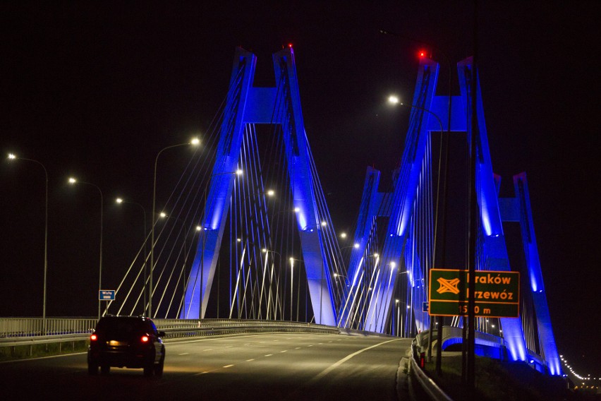 Zjawiskowa iluminacja nowego mostu na obwodnicy Krakowa [ZDJĘCIA]