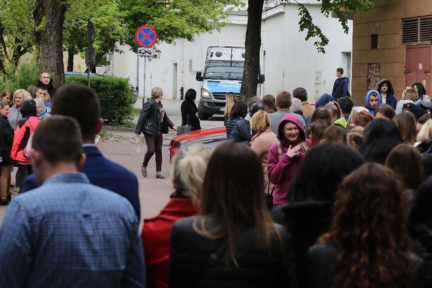 Alarm bombowy na maturach w Kielcach. Uczniowie ZDZ na boisku