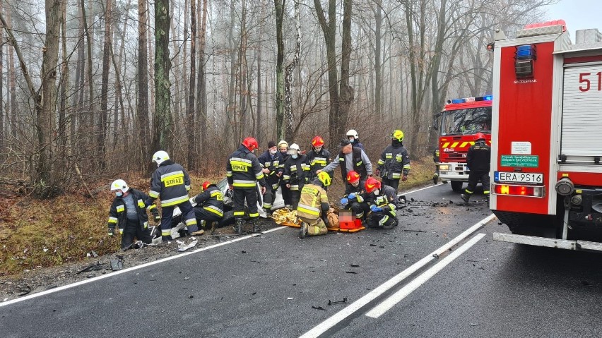 Wypadek na DK 42 w gminie Masłowice. Czołowe zderzenie 2...