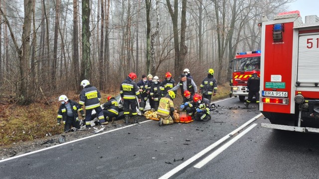 Wypadek na DK 42 w gminie Masłowice. Czołowe zderzenie 2 samochodów osobowych