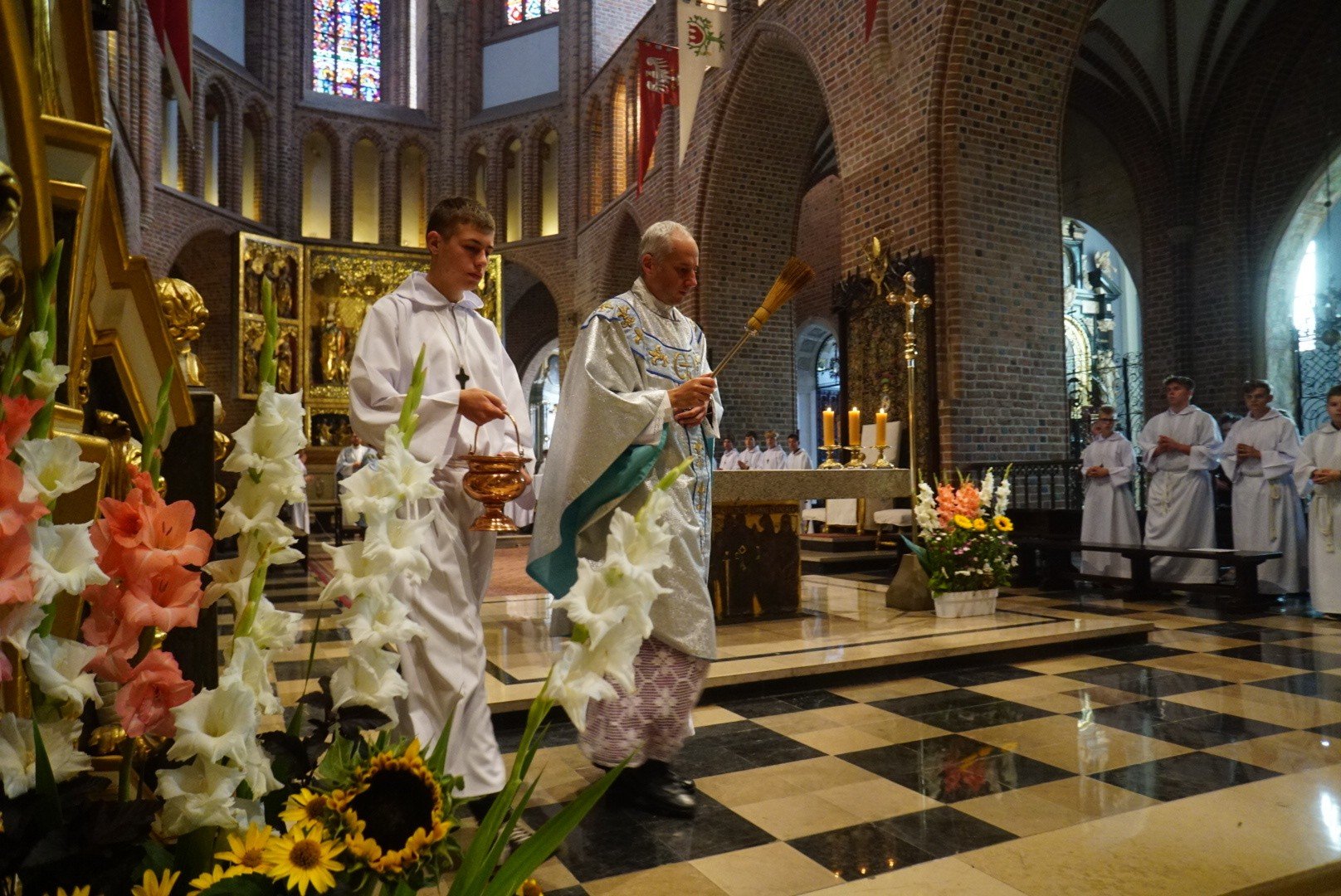 W katedrze poświęcono kwiaty i zioła | Głos Wielkopolski