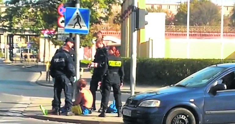 We Wrocławiu policjanci przykuli mężczyznę do znaku...