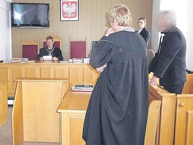 Policjant Jarosław J. (z prawej) wysłuchał wczoraj, korzystnego dla siebie, wyroku sądu.