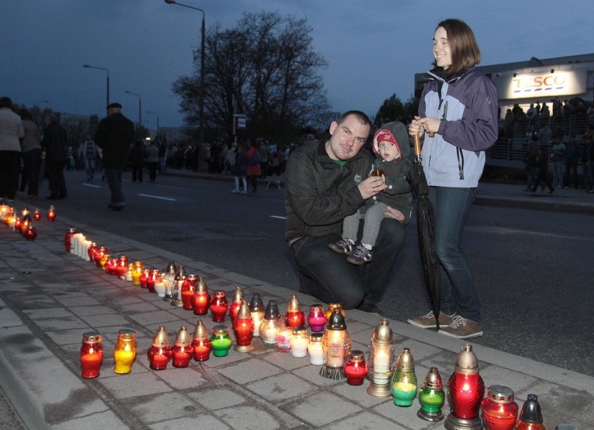 Świeczki zapalili także Michał i Ewelina Podlewscy, którzy...