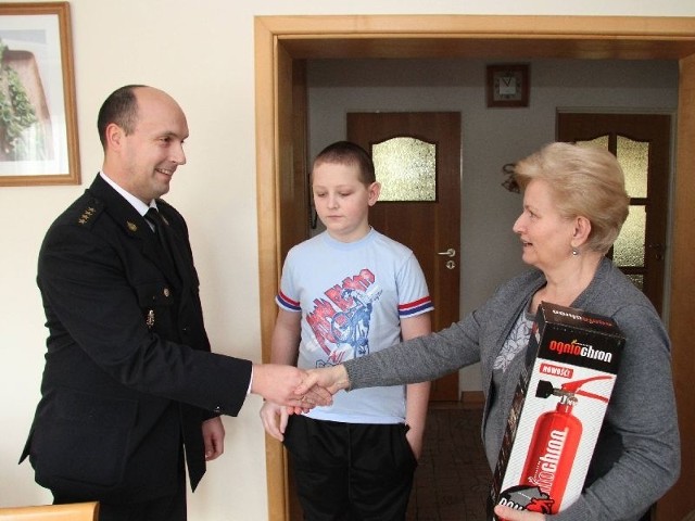 Starszy kapitan Grzegorz Mróz z kieleckiej straży pożarnej przekazał jedną z gaśnic do Rodzinnego Domu Dziecka numer 1 w Woli Kopcowej.