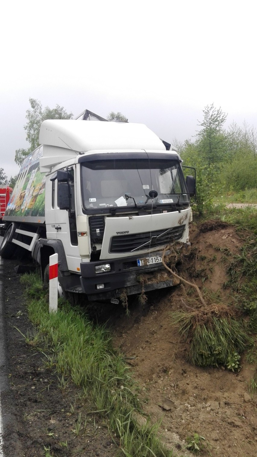 Wypadek na dk 48 koło Inowłodza. Po zderzeniu samochodu osobowego z ciężarówką jedna  osoba ranna [ZDJĘCIA]