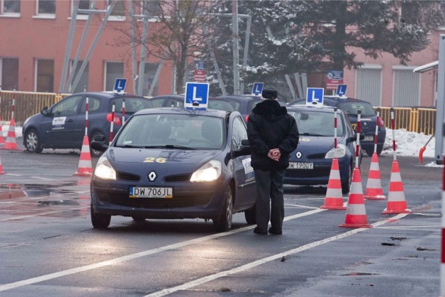 Jak się okazuje, w Oławie i Oleśnicy trudniej zdać egzaminy na prawo jazdy niż w samym Wrocławiu. Także frekwencja nie jest szczególnie duża. Na tym tle zupełnie inaczej – zarówno pod względem liczby egzaminowanych, jak i zdawalności, wypada dłużej działająca filia w Miliczu