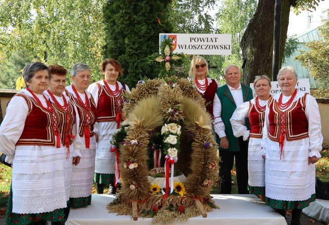 Zesp&oacute;ł Ludowy &quot;Złoty Kłos&quot; z Secemina z wykonanym wieńcem z powiatu włoszczowskiego przy Bazylice Katedralnej w Kielcach.