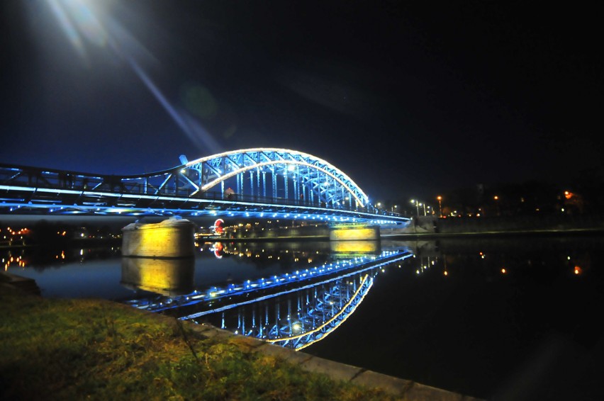 Mieszkańcy Krakowa świętowali 90. urodziny mostu Józefa Piłsudskiego. Rozdawano też certyfikowane kawałki zabytkowego obiektu ZDJĘCIA 