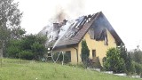 Pożar domu w Łuczycach. Spłonął dach i poddasze [ZDJĘCIA]