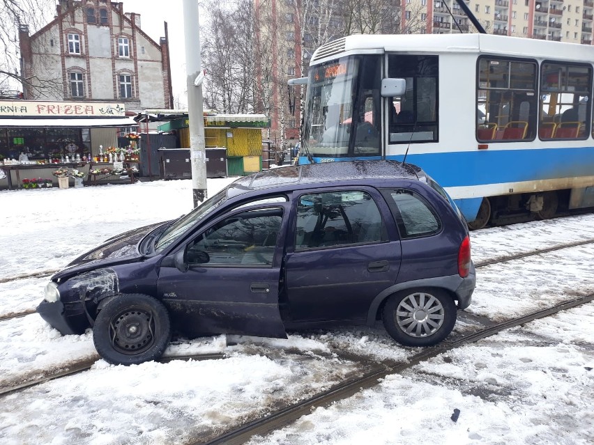 Wypadek na Grabiszyńskiej: Opel wpadł na torowisko. To przez rowerzystę. Ten uciekł