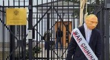 "Zbrodniarz wojenny". Kukła Putina na szubienicy przed ambasadą Rosji w Oslo
