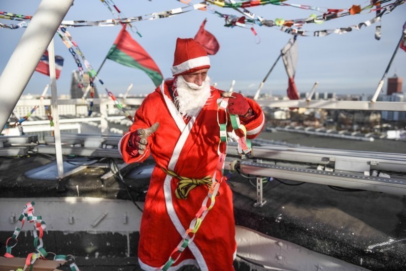 Święty Mikołaj zawiesił łańcuch na iglicy MTP