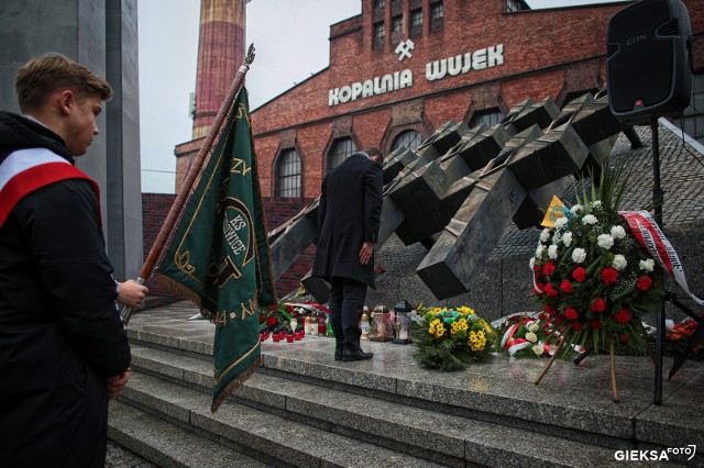 Przedstawiciele GKS Katowice złożyli hołd pod pomnikiem poległych górników    Zobacz kolejne zdjęcia. Przesuwaj zdjęcia w prawo - naciśnij strzałkę lub przycisk NASTĘPNE