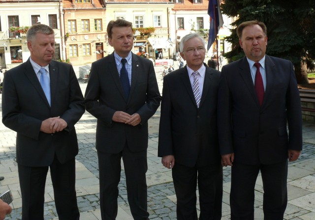 Mariusz Błaszczak  podczas konferencji prasowej na sandomierskim Rynku; obok posłowie Krzysztof Lipiec i Jarosław Rusiecki oraz Marek Kwitek, szef powiatowych struktur PiS.