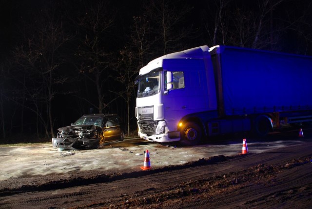 Na drodze krajowej nr 21 w okolicach Zielina doszło do wypadku. Kierowca audi wyjeżdżając na drogę krajową, nie ustąpił pierwszeństwa, doprowadzając do zderzenia z samochodem ciężarowym daf. Mężczyzna został przewieziony do szpitala. 31–latek był nietrzeźwy. W organizmie miał prawie dwa promile alkoholu. Dodatkowo okazało się, że jego prawo jazdy straciło ważność. (ang)Oglądaj także: Śmiertelny wypadek na drodze krajowej numer 6