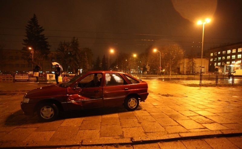 Wypadek na Bratysławskiej. Kobieta w ciąży wjechała pod tramwaj [zdjęcia]