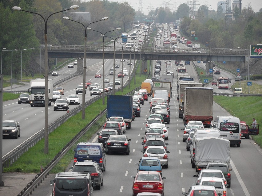 Wypadek w Katowicach na Roździeńskiego. Jedna osoba ranna. Są utrudnienia [ZDJĘCIA]