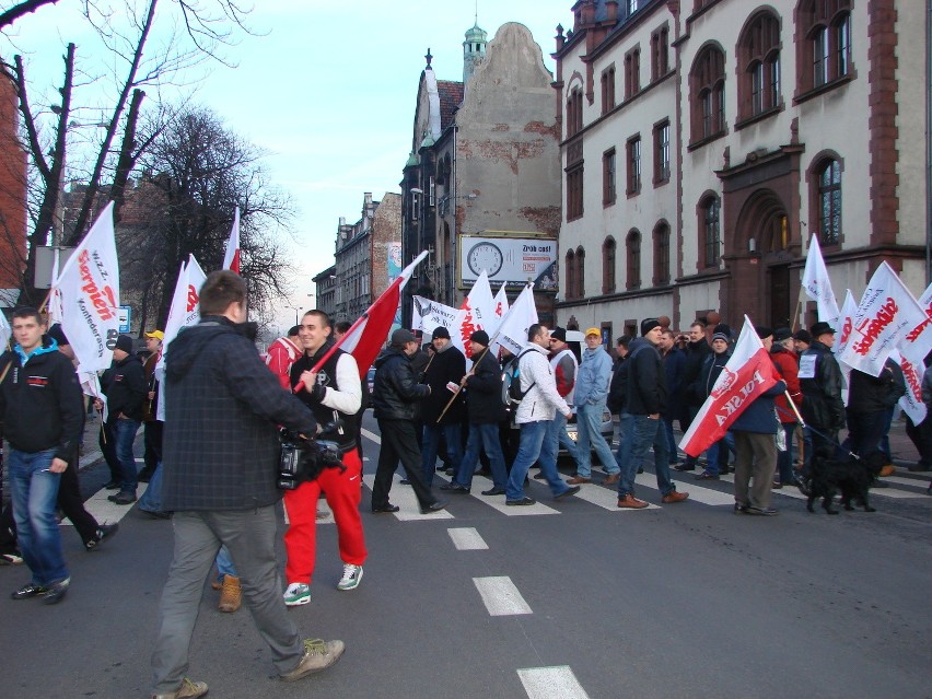 Strajk na Śląsku: Protest górników w Mysłowicach. Blokowali ulice. Jutro powtórka [ZDJĘCIA]