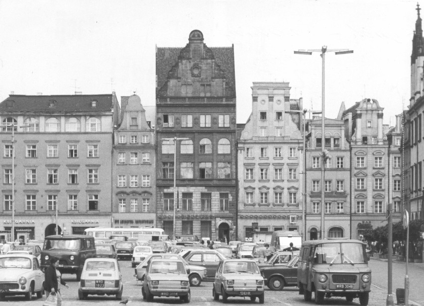 WROCŁAW 17-06-1982. RYNEK, PARKING, W TLE KAMIENICZKI PRZY...