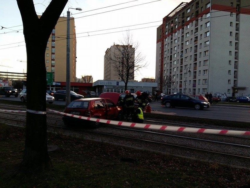 Częstochowa: wypadek przy alei Niepodległości. Samochód wylądował na torach tramwajowych [ZDJĘCIA]