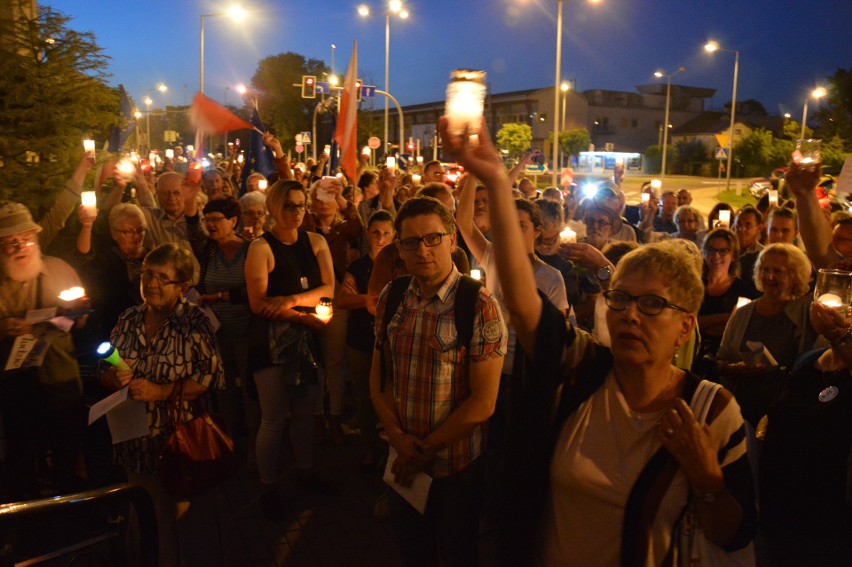 Tarnowianie tłumnie i głośno protestowali przed sądem