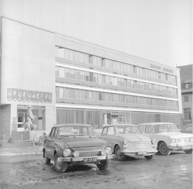 Hotel "Gazda". Od lewej samochody: Skoda 100, Trabant 601,...