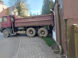 Ciężarówka stoczyła się i uderzyła w dom! Groźny wypadek w Ostrorogu