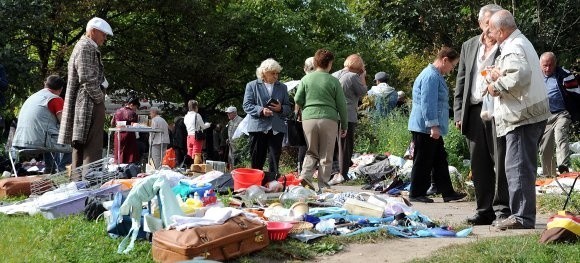 Straż Miejska przegania nie zrzeszonych kupców, ale na drugi dzień nielegalne targowisko na Niebuszewie obok legalnego Manhattanu nadal tętni życiem. Handlujący tu nie zamierzają rezygnować.