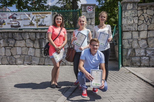 Absolwenci pińczowskiego liceum po otrzymaniu świadectw maturalnych byli w bardzo dobrych humorach. Od lewej: Agata Idziak, Ewelina Sadowska, Cezary Krawczyk i Anna Wodolska.