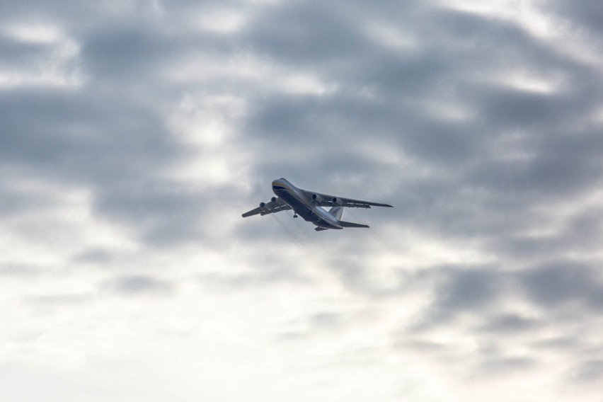Antonow An-124 Rusłan na lotnisku w Gdańsku. Maszynę można było zobaczyć i usłyszeć nad miastem