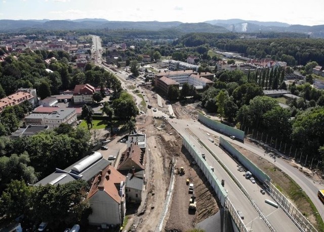 Oprócz obwodnicy Wałbrzycha, której budowa rozpoczęła się jeszcze przed ogłoszeniem rządowego Programu budowy 100 obwodnic w Polsce w tym 10 na Dolnym Śląsku, na najbardziej zaawansowanym etapie jest obwodnica Głogowa. Budowa wszystkich dolnośląskich obwodnic będzie kosztować blisko 3 mld złotych. Na kolejnych stronach, znajdziecie wszystkie z zaplanowanych obejść miast w naszym regionie wraz z terminami ich ukończenia.