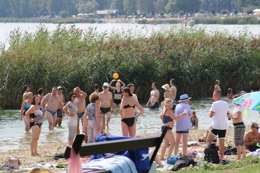 Jezioro Tarnobrzeskie i upalna ostatnia niedziela sierpnia 2023: słońce, piasek, woda, aktywny wypoczynek i zabawa. Zobaczcie zdjęcia    