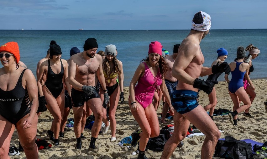 Morsy z grupy trenera personalnego Adriana Hoffmana na plaży...