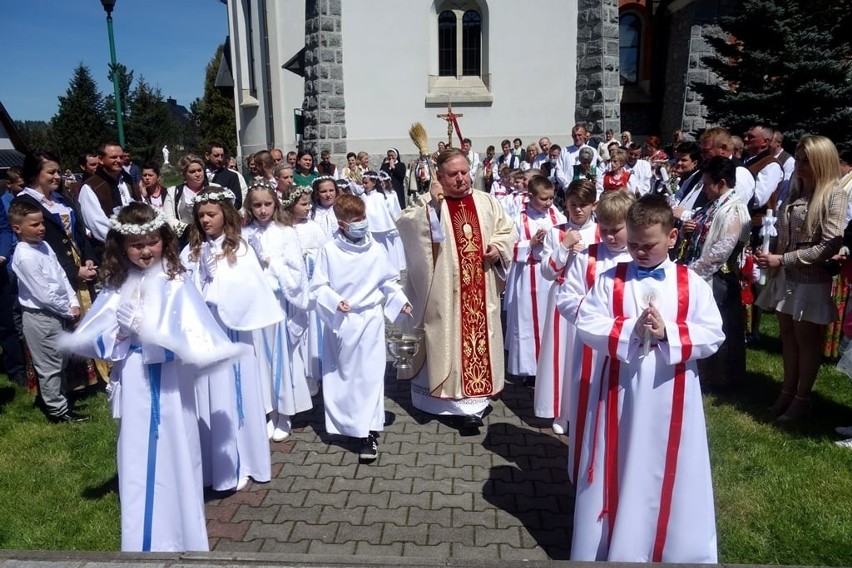 Podhale. Pierwsza Komunia Św. dzieci z Białego Dunajca i Poronina. Uroczystości odbyły się głównie przed kościołem