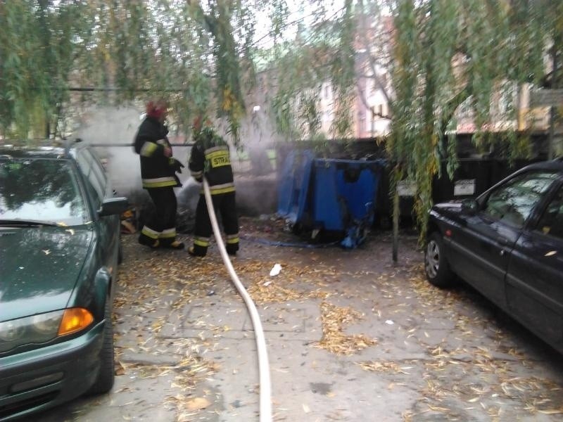 Wrocław: Pożar w podwórku przy ul. Psie Budy (ZDJĘCIA)