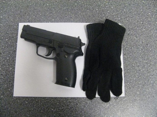 Pistolet i rękawiczki sprawcy napadu