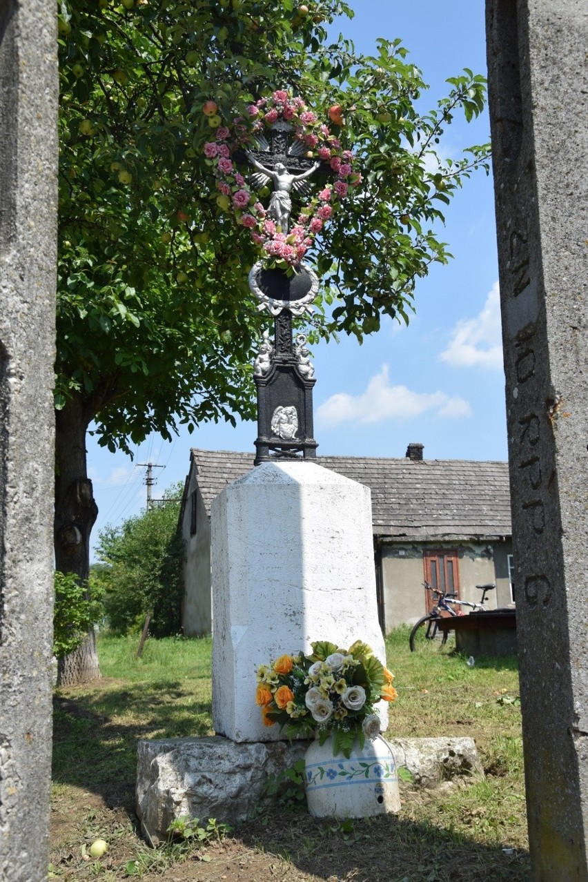 Hołd dla 30 ofiar pacyfikacji Radwanowic w miejscu kaźni hitlerowskiej. Wspomnienia bestialskiego mordu [ZDJĘCIA] 