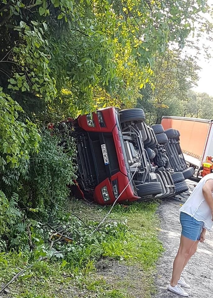 Ciężarówka leżała na boku, kiedy dotarły służby ratunkowe