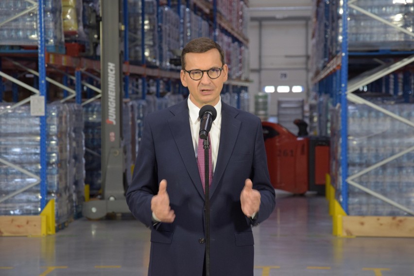 Premier Mateusz Morawiecki promuje Polski Ład na Opolszczyźnie. Gościł w centrum dystrybucyjnym Dino w Sieroniowicach