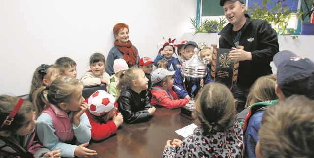 Dzieci były zachwycone wycieczką. Krzysztof Piotrowski pokazał im klub od podszewki. Tutaj z Pucharem Polski