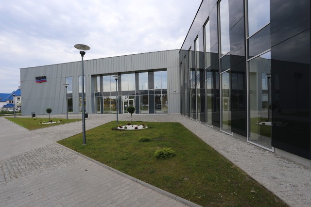 Nowa siedziba Miejskiego Przedsiębiorstwa Energetyki Cieplnej w Kielcach już gotowaNowy budynek Miejskiego Przedsiębiorstwa Energetyki Cieplnej w Kielcach przy ulicy Poleskiej  ma oryginalną formę, jest dwuskrzydłowy.