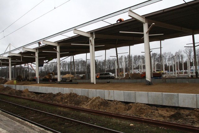 W czerwcu pociągi pojadą po nowych torach i zatrzymają się przy nowym peronie na stacji Łódź Widzew. Stare perony zostaną zamknięte
