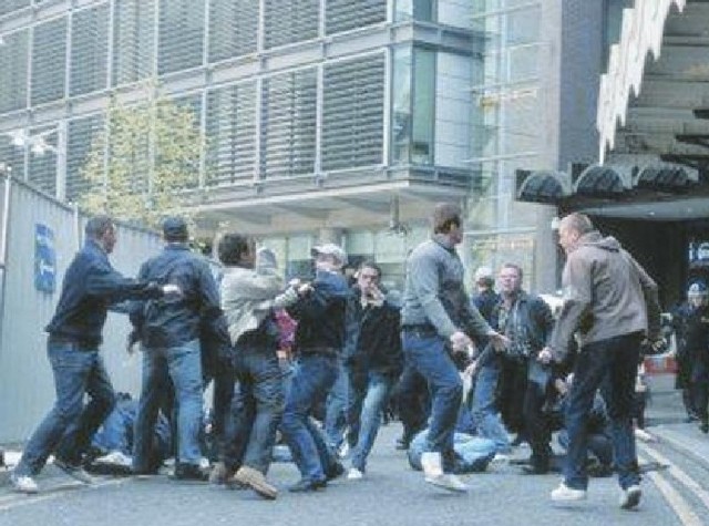 W filmie "Hooligans&#8221; jest przemoc, ale też dużo faktów związanych z kibolskimi bijatykami. To dobra lekcja dla gimnazjalistów, ich nauczycieli i rodziców 