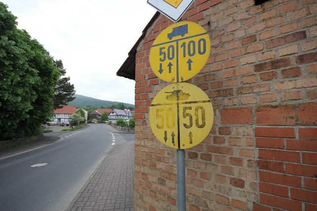 Podobne znaki można spotkać też na drogach Europy Zachodniej