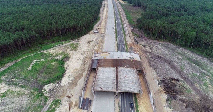 Budowa autostrady A1. Na zdjęciach z drona doskonale widać...