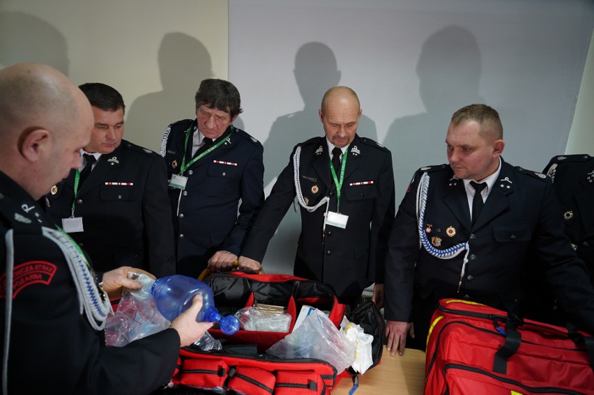 KRUS przekazał torby przedmedyczne dla Ochotniczych Straży Pożarnych z województwa świętokrzyskiego. Jak wygląda zawartość? Zdjęcia i wideo