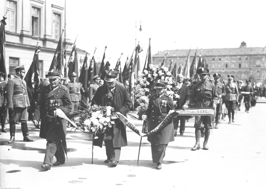 Rok 1936, weterani powstania styczniowego składają wieniec...