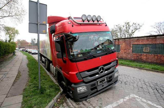 Brukowa nawierzchnia przy ulicy Janickiego zapadła się pod ciężarem samochodu dostawczego.